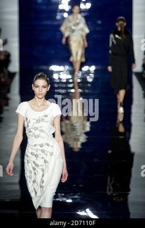 Ein Model auf dem Laufsteg während der Reem Acra Modenschau, die im Lincoln Center in New York während der Mercedes Benz New York Fashion Week F/W 2014 stattfand. Stockfoto