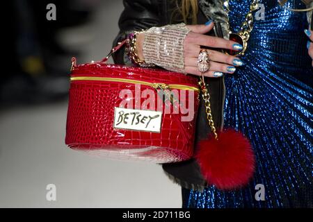 Ein Modell auf dem Laufsteg bei der Modeschau Betsey Johnson, die im Lincoln Center in New York während der Mercedes Benz New York Fashion Week F/W 2014 stattfand. Stockfoto