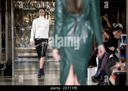 Ein Model auf dem Laufsteg bei der Bernard Chandran Modenschau, die im Rahmen der London Fashion Week in der Freimaurer-Halle stattfand Stockfoto