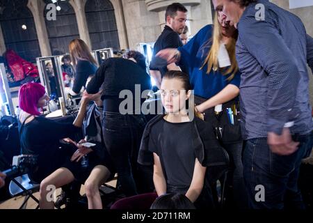 Models bereiten sich backstage auf der Julien Macdonald Modenschau vor, die im Rahmen der London Fashion Week an den Royal Courts of Justice stattfindet Stockfoto