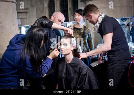 Models bereiten sich backstage auf der Julien Macdonald Modenschau vor, die im Rahmen der London Fashion Week an den Royal Courts of Justice stattfindet Stockfoto