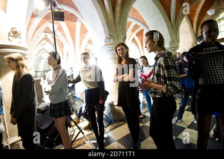 Models bereiten sich backstage auf der Julien Macdonald Modenschau vor, die im Rahmen der London Fashion Week an den Royal Courts of Justice stattfindet Stockfoto