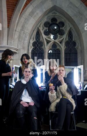 Models bereiten sich backstage auf der Julien Macdonald Modenschau vor, die im Rahmen der London Fashion Week an den Royal Courts of Justice stattfindet Stockfoto