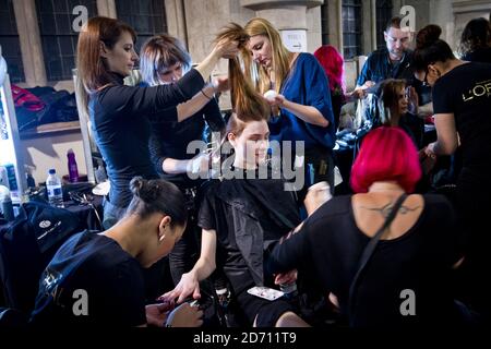 Models bereiten sich backstage auf der Julien Macdonald Modenschau vor, die im Rahmen der London Fashion Week an den Royal Courts of Justice stattfindet Stockfoto