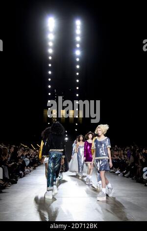 Ein Model auf dem Laufsteg bei der Ashish Fashion Show, die im Rahmen der London Fashion Week in der Tate Modern stattfand. Stockfoto