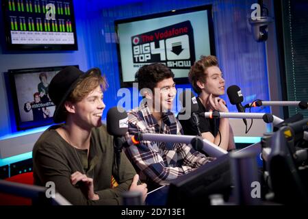 EXKLUSIVE 5 Sekunden des Sommers (l-r , Ashton Irwin, Calum Hood, Luke Hemmings) im Capital Radio in Leicester Square, London, wo sie Gäste auf der Vodafone Big Top 40 Show waren, moderiert von Kat Shoob und Marvin Humes. Stockfoto