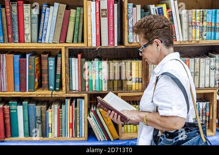 Miami Florida, International Book Fair Festival, jährliche Veranstaltung Schwarze Frau weiblich beim Einkaufen Bücher Regale, Stockfoto