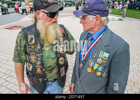 Miami Florida, Biscayne Boulevard Bayfront Park, Veterans Day Parade Zeremonien, Senioren Mann Männer Mann Armee Veteran langen Bart, Stockfoto