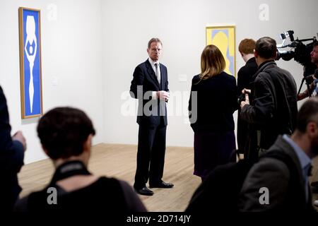 Der Tate-Regisseur Sir Nicholas Serota wird während der Presseinterpremiere von Henri Matisse: The Cut-outs in der Tate Modern in London interviewt. Die Ausstellung von Matisses Spätwerken wird vom 14. April bis zum 7. September 2014 stattfinden. Stockfoto