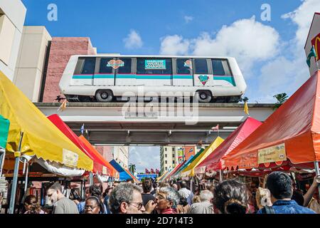 Miami Florida, International Book Fair Festival, jährliche Event-Verkäufer Verkäufer Stände Stände Stände Zelte Menschenmassen, bunte Metromover kostenlose Shuttle-Bahn Stockfoto