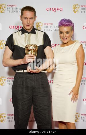 Sean Harris mit dem Leading Actor Award für Southcliffe, mit Moderator Sheridan Smith im Presseraum bei den Arqiva British Academy Television Awards 2014 im Theatre Royal, Drury Lane, London. Stockfoto