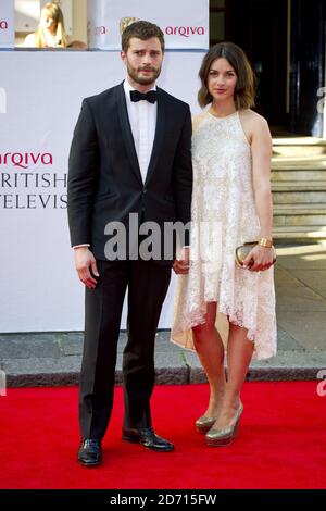 Jamie Dornan und Amelia Warner bei der Ankunft bei den Arqiva British Academy Television Awards 2014 im Theatre Royal, Drury Lane, London. Stockfoto