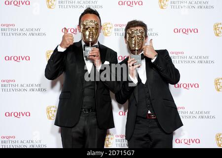 Anthony McPartlin und Declan Donnelly (rechts) mit dem Entertainment Performance Award für Ant und Dec's Saturday Night Takeaway bei den Arqiva British Academy Television Awards 2014 im Theatre Royal, Drury Lane, London. Stockfoto