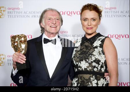 David Bradley mit dem Nebendarsteller-Preis für Broadchurch, zusammen mit Moderator Keeley Hawes, bei den Arqiva British Academy Television Awards 2014 im Theatre Royal, Drury Lane, London. Stockfoto