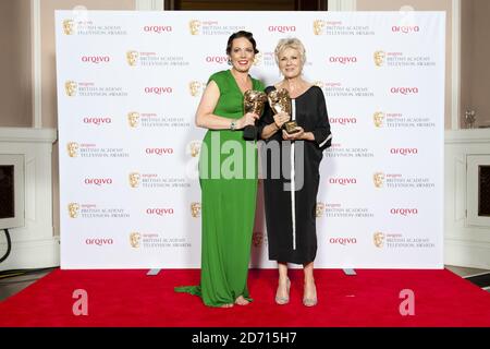 Julie Walters mit dem Academy Fellowship Award, zusammen mit Olivia Colman (links) mit dem Leading Actress Award für Broadchurch, bei den Arqiva British Academy Television Awards 2014 im Theatre Royal, Drury Lane, London. Stockfoto