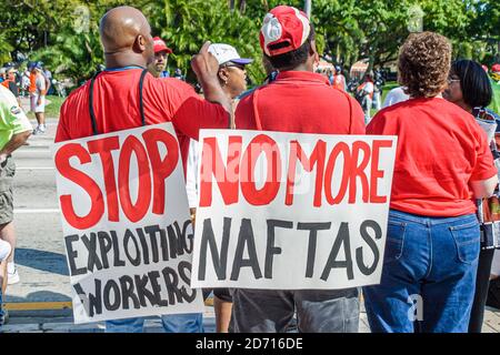 Miami Florida, Biscayne Boulevard, Freihandelszone der Amerikaner Gipfeldemonstrationen, Protestierende signieren Plakate NAFTA, Stockfoto