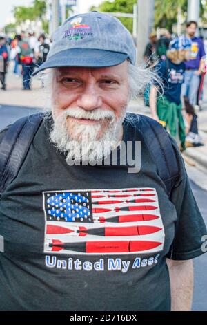 Miami Florida, Biscayne Boulevard, Freihandelszone des Amerikanergipfels, FTAA-Demonstrationen, protestantischer älterer Mann, Stockfoto