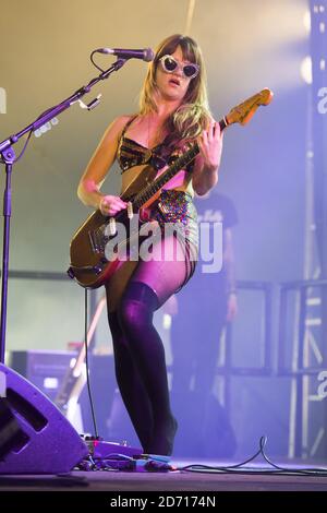 Lindsey Troy of Deap Vally tritt beim Isle of Wight Festival in Newport auf der Isle of Wight auf. Stockfoto