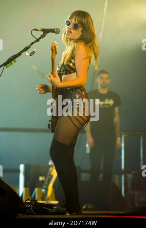 Lindsey Troy of Deap Vally tritt beim Isle of Wight Festival in Newport auf der Isle of Wight auf. Stockfoto