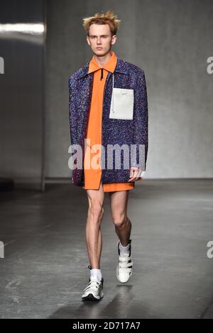 Ein Modell auf dem Laufsteg bei der Xander Zhou Modenschau, die im BFC-Veranstaltungsort im Old Sorting Office im Rahmen von London Collections Men stattfand. Stockfoto