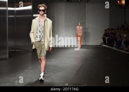 Ein Modell auf dem Laufsteg bei der Xander Zhou Modenschau, die im BFC-Veranstaltungsort im Old Sorting Office im Rahmen von London Collections Men stattfand. Stockfoto