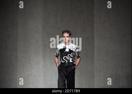 Ein Modell auf dem Laufsteg bei der Xander Zhou Modenschau, die im BFC-Veranstaltungsort im Old Sorting Office im Rahmen von London Collections Men stattfand. Stockfoto