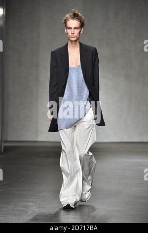 Ein Modell auf dem Laufsteg bei der Xander Zhou Modenschau, die im BFC-Veranstaltungsort im Old Sorting Office im Rahmen von London Collections Men stattfand. Stockfoto