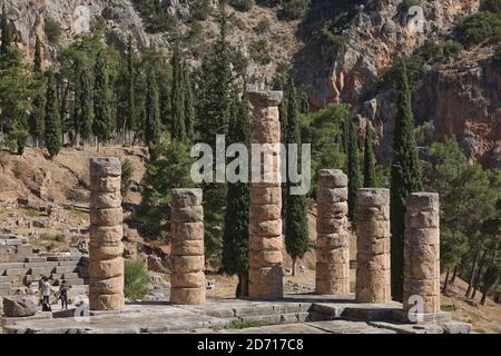 Apollo Tempel in Delphi, eine archäologische Stätte in Griechenland, am Mount Parnassus. Delphi ist berühmt durch die Oracle im Heiligtum Apollo gewidmet Stockfoto