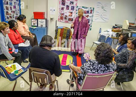 Florida, Miami Little Haiti Edison Park Elementary School, Black Teachers Principal Meeting spricht, Stockfoto