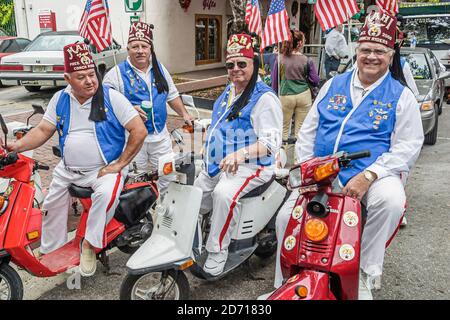 Miami Florida, Coconut Grove King Mango Strut Parade jährliche Mahi Shriners Shriner Conch Riders brüderliche Organisation Club, Mann Männer Senioren Roller Scoo Stockfoto
