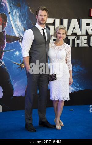 Chris Hemsworth und Elsa Pataky bei der Premiere von Guardians of the Galaxy im Empire-Kino am Leicester Square in London. Stockfoto