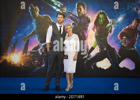 Elsa Pataky und Chris Hemsworth bei der Premiere von Guardians of the Galaxy im Empire-Kino in London. Stockfoto