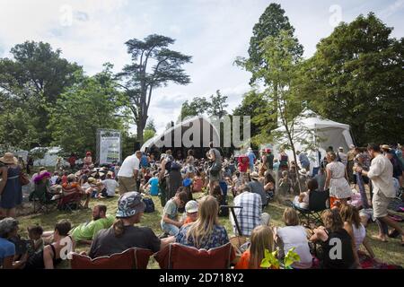 Atmosphäre beim Womad Festival, in Charlton Park, Wiltshire. Stockfoto