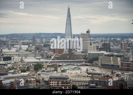 Allgemeiner Blick auf die Skyline von London, einschließlich Shard und Themse, vom Paramount am oberen Rand des Centre Point in London. Stockfoto