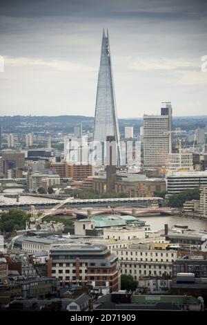 Allgemeiner Blick auf die Skyline von London, einschließlich Shard und Themse, vom Paramount am oberen Rand des Centre Point in London. Stockfoto