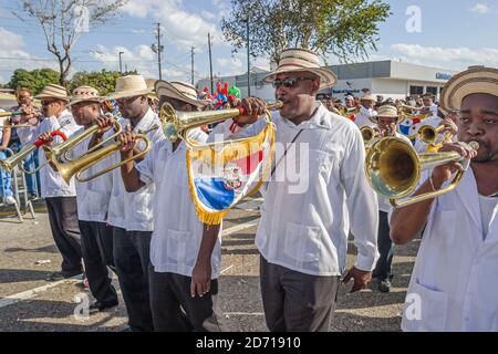 Miami Florida, Little Havana, Schwarze hispanische Calle Ocho, Tres Reyes Magos drei 3 Kings Parade, Männer Musiker spielen jährlich Stockfoto