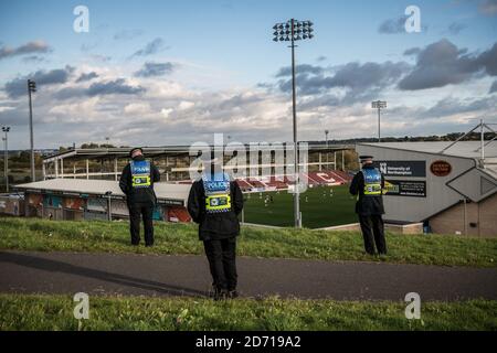 Northampton Town 0 Peterborough United 2, 10/09/2020. Sixfields Stadium, League One. Fans versammeln sich auf dem Hügel vor dem Stadion, um die Action zu beobachten. Stockfoto