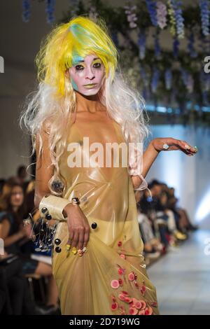 Ein Model auf dem Laufsteg bei der Vin + Omi Fashion Show, hielt das Cumberland Hotel während der London Fashion Week Stockfoto