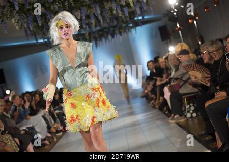 Ein Model auf dem Laufsteg bei der Vin + Omi Fashion Show, hielt das Cumberland Hotel während der London Fashion Week Stockfoto