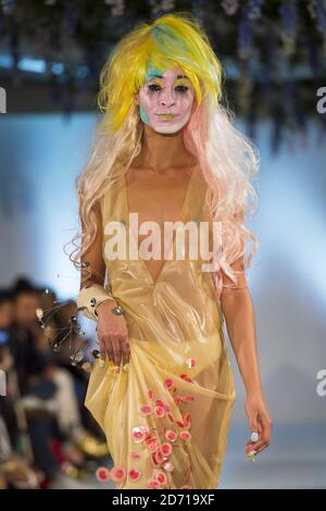 Ein Model auf dem Laufsteg bei der Vin + Omi Fashion Show, hielt das Cumberland Hotel während der London Fashion Week Stockfoto