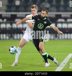 dmir Mehmedi aus Wolfsburg und Matthias Ginter aus Monchengladbach während Das Bundesliga-Fußballspiel der Deutschen Meisterschaft zwischen Borussia Monchengla Stockfoto