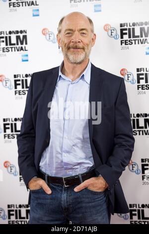 JK Simmons nimmt an einer Fotoausstellung für Whiplash Teil, die im Rahmen des BFI London Film Festival im May Fair Hotel in London stattfand. Stockfoto