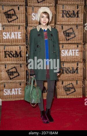 Ella Catliff nimmt am Start des Somerset House Skate mit Fortnum und Mason in London Teil. Stockfoto