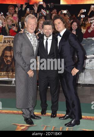 Ian McKellen, Andy Serkis und Orlando Bloom bei der Ankunft im Hobbit: Die Schlacht der fünf Armeen Weltpremiere auf dem Odeon Leicester Square und Empire IMAX, London. Stockfoto