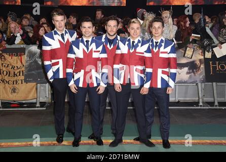 Collabro Ankunft im Hobbit: Die Schlacht der fünf Armeen Weltpremiere auf dem Odeon Leicester Square und Empire IMAX, London Stockfoto