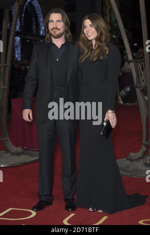 Christian Bale und seine Frau Sibi Blazic bei der Weltpremiere von Exodus Gods and Kings im Leicester Square, London. Stockfoto