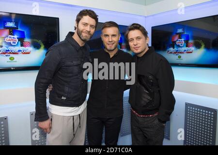 EXKLUSIV. NUR FÜR REDAKTIONELLE ZWECKE. KEINE VERKAUFSFÖRDERUNG. Howard Donald, Gary Barlow und Mark Owen nehmen diese Backstage beim Capital FM Jingle Bell Ball, in der O2 Arena im Osten Londons. Stockfoto