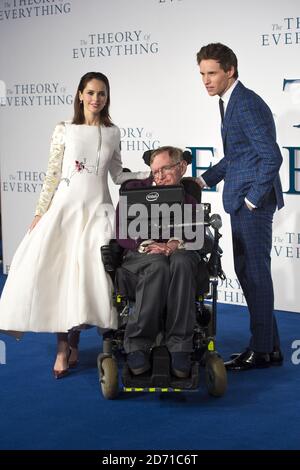 (Links - rechts) Felicity Jones, Professor Stephen Hawking und Eddie Redmayne bei der UK Premiere von The Theory of Everything am Odeon Leicester Square, London. Stockfoto