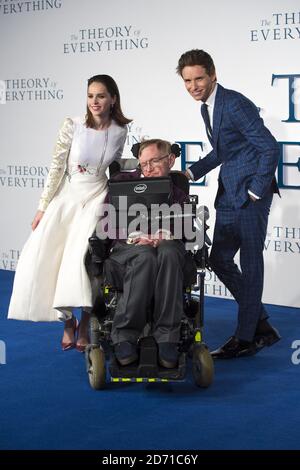 (Links - rechts) Felicity Jones, Professor Stephen Hawking und Eddie Redmayne bei der UK Premiere von The Theory of Everything am Odeon Leicester Square, London. Stockfoto