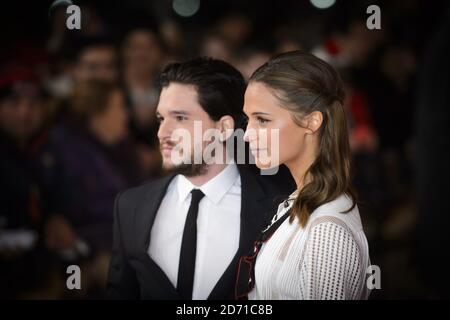 Alicia Vikander und Kit Harington bei der Premiere von Testament of Youth, im Empire Cinema am Leicester Square, London Stockfoto